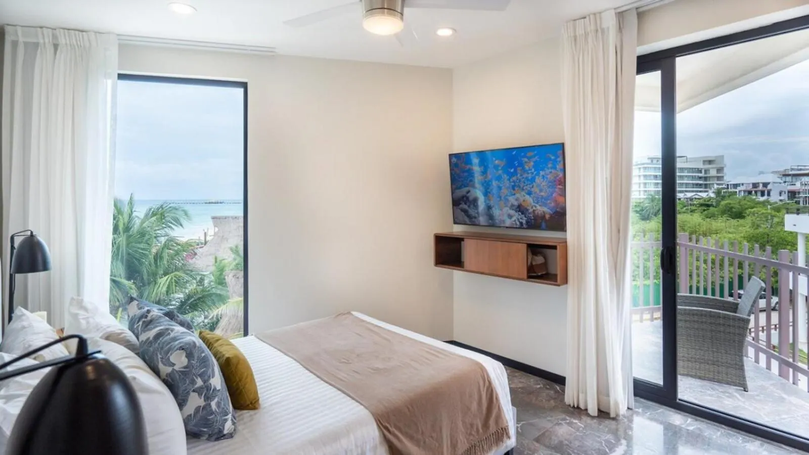 Beachfront Condo Roof Pool 5Th Ave 2 Blocks Gym Playa del Carmen Apartment